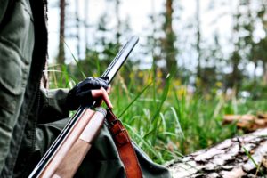 Perfil de guardia en monte con escopeta