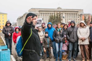Guía explicando algo a un grupo de gente