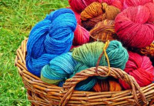 Cesta con ovillos de hilos de colores