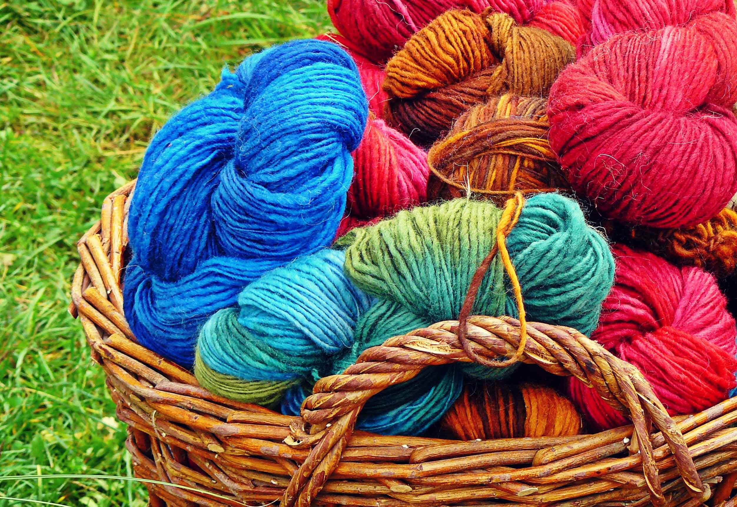 Cesta con ovillos de hilos de colores