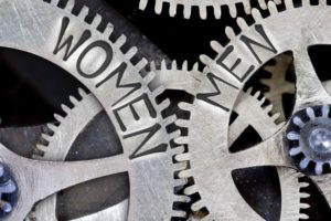 engranaje con inscripciones de "mujer" y "hombre"