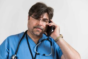 Doctor hablando por teléfono