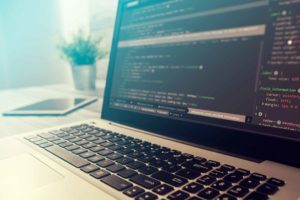 Manos sobre teclado de portátil