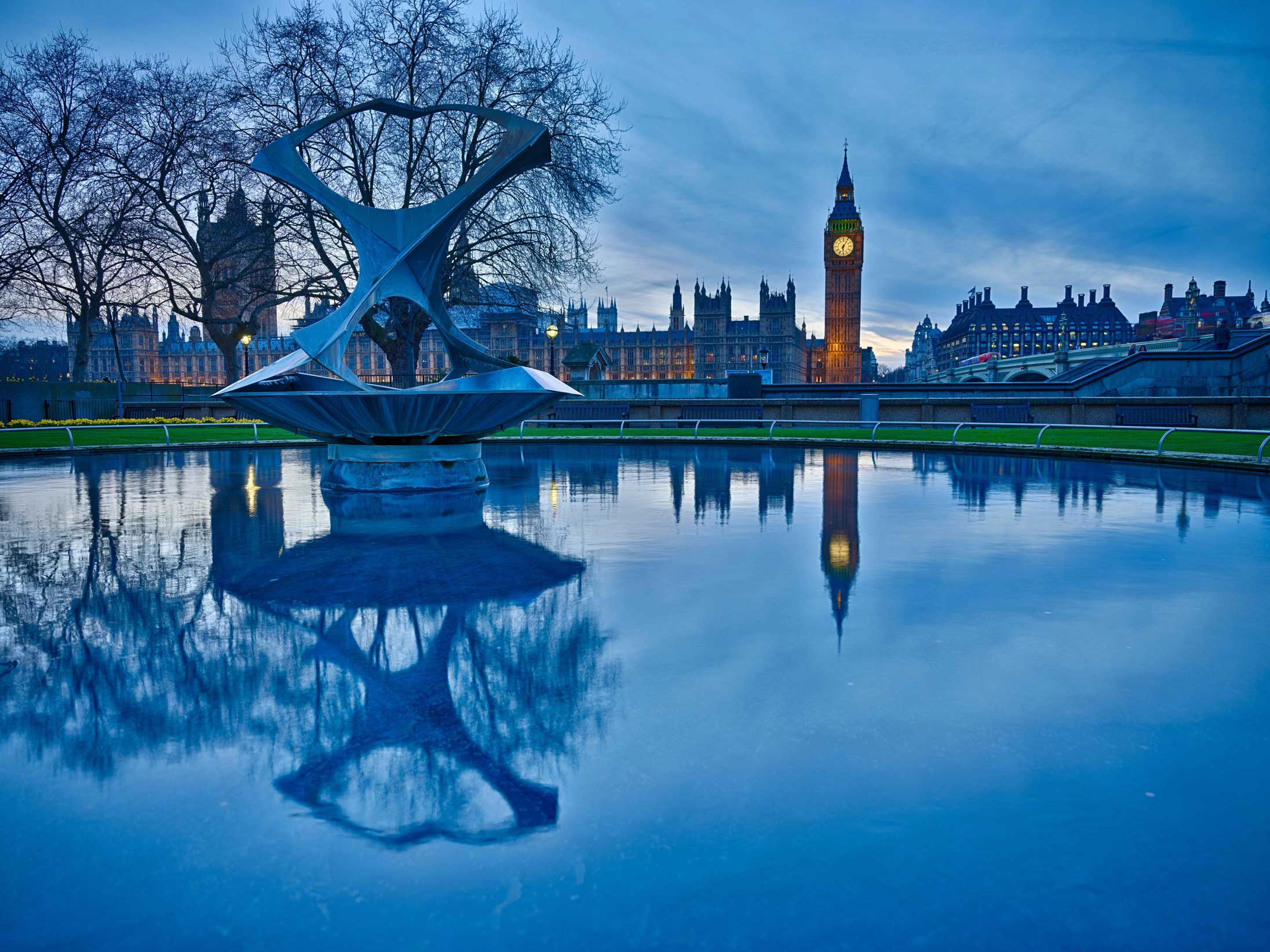 Parque con estanque y el Big Ben de fondo