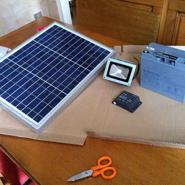 Pequeña placa solar en construcción