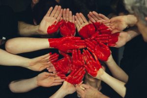 manos en piña pintadas con un corazón
