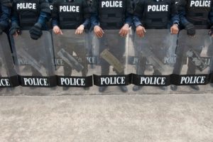 Antidisturbios preparados para actuar