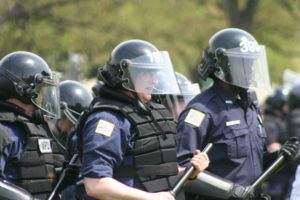 Varios antidisturbios equipados