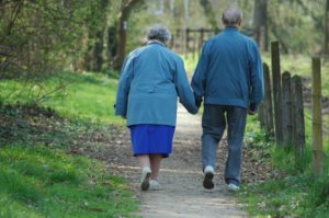 Pareja de ancianos paseando