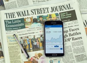 Móvil sobre periódico Wall Street Journal