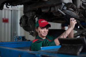 Mecánica trabajando en coche