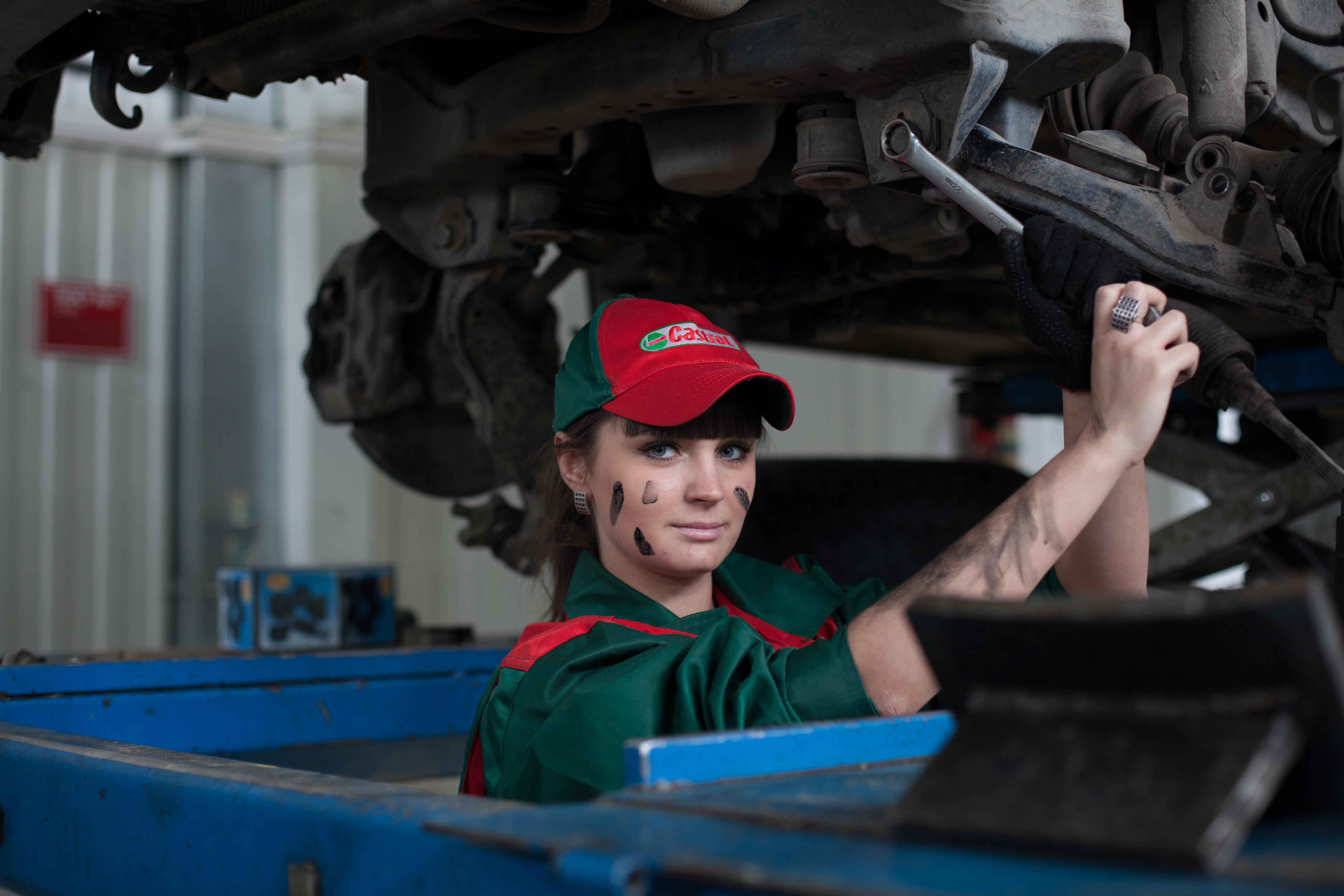 Mecánica trabajando en coche