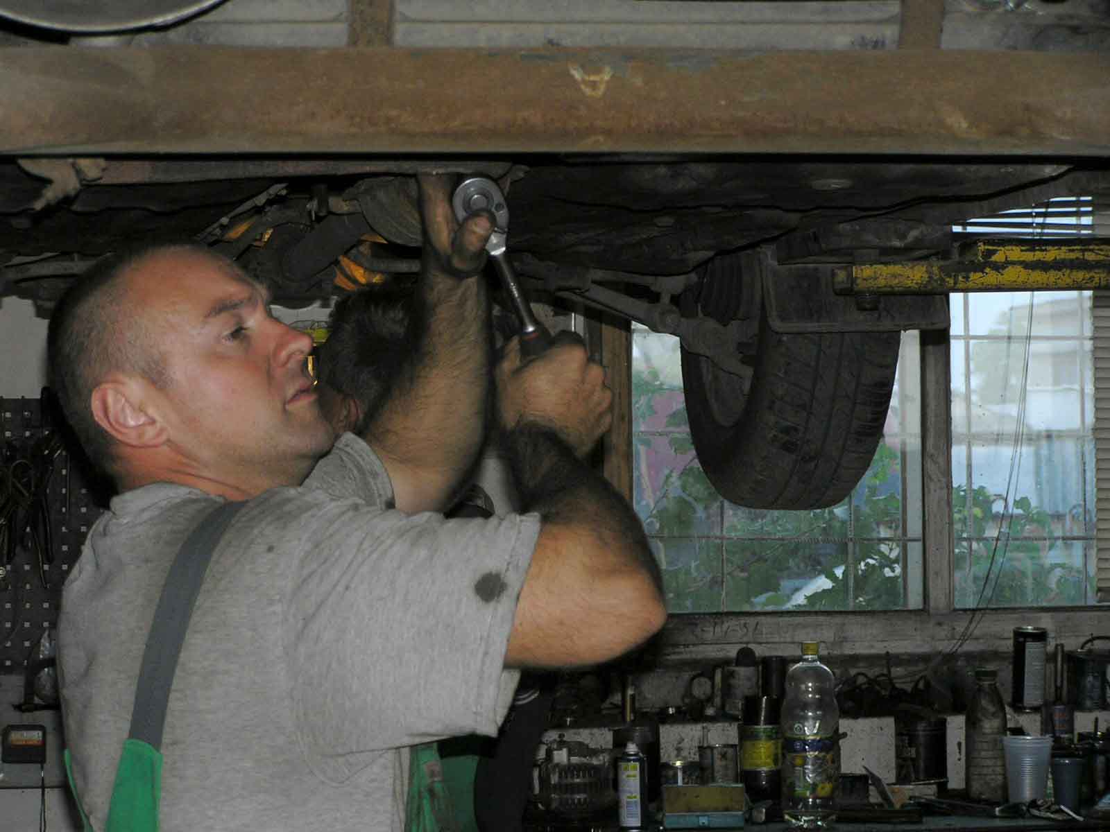 Mecánico trabajando en coche