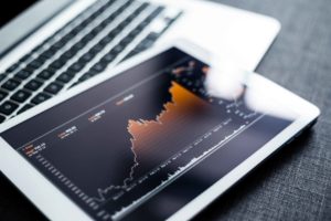 Tablet con gráficas financieras y legales