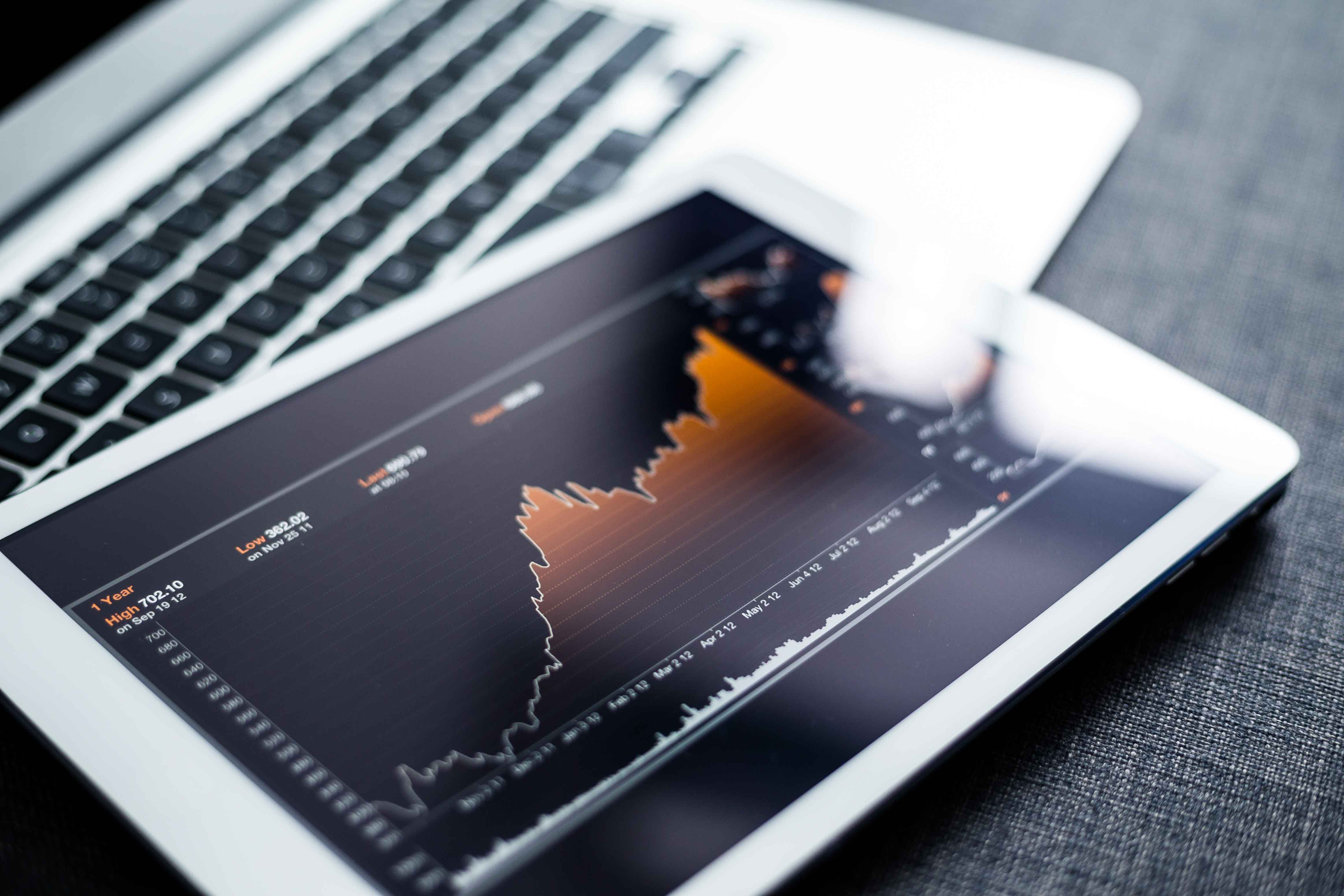 Tablet con gráficas financieras y legales