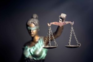 Diosa de la justicia con balanza en la mano