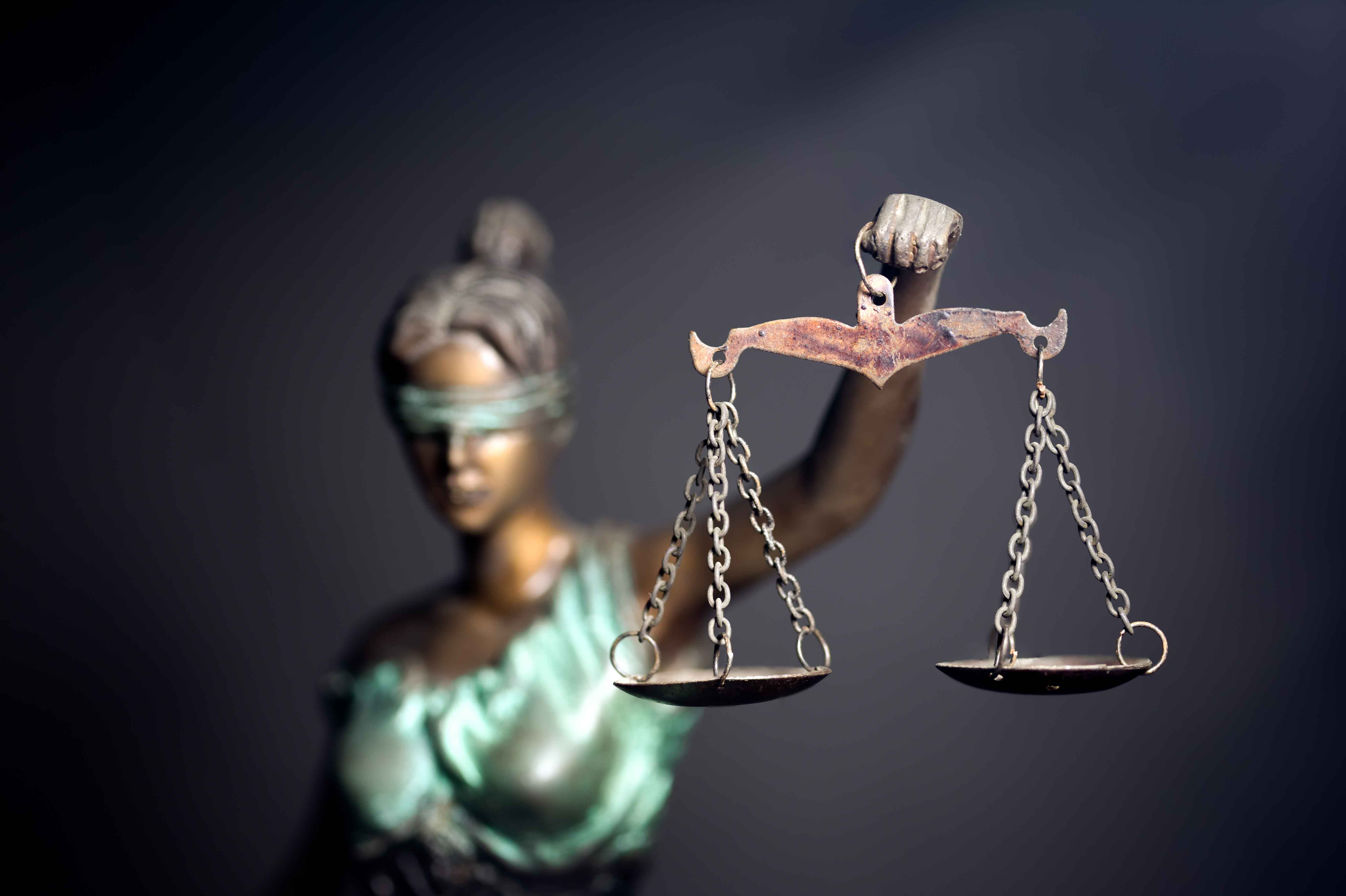 Diosa de la justicia con balanza en la mano
