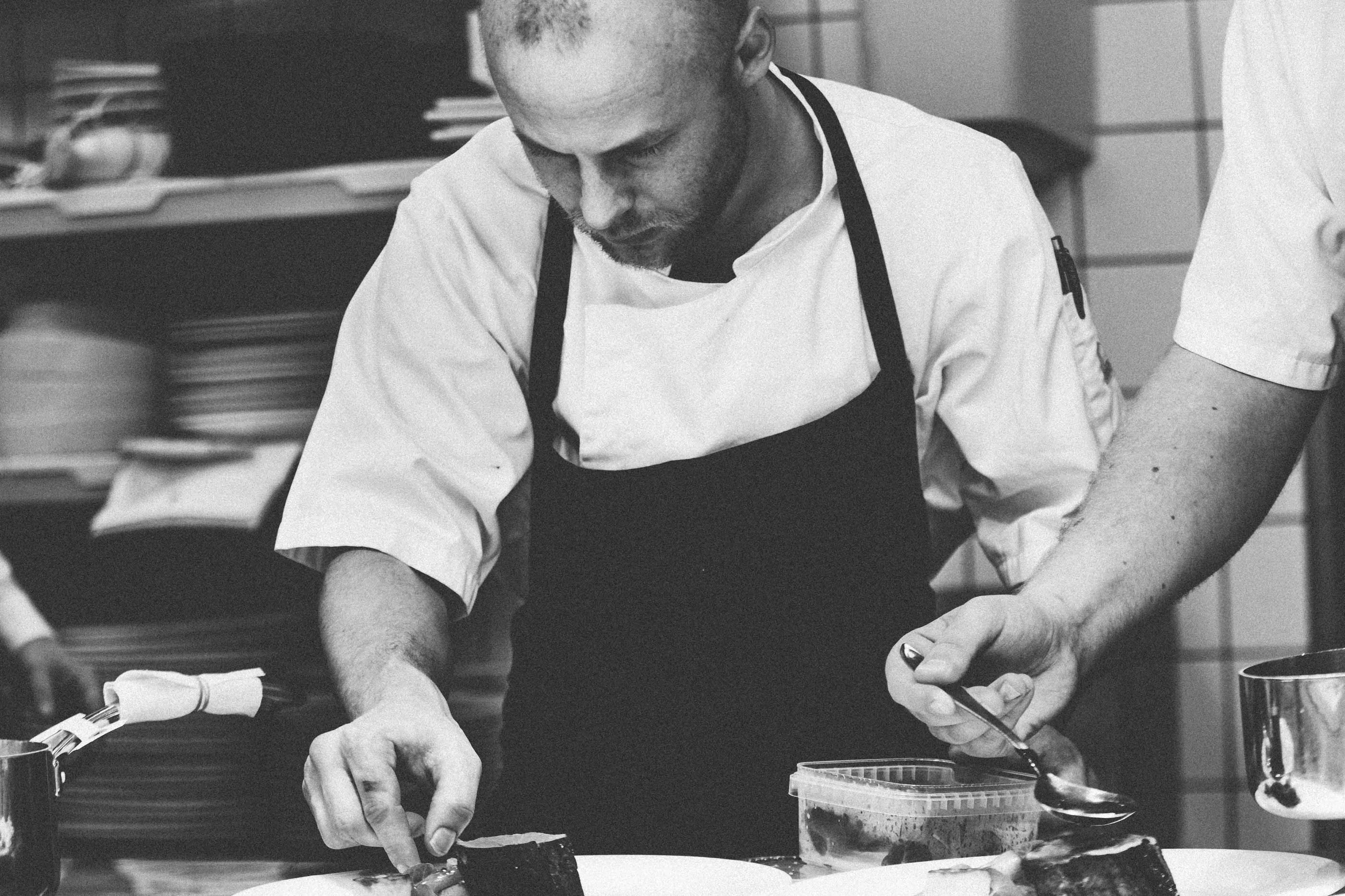Chef preparando platos