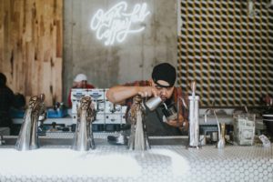 Chico preparando café en bar