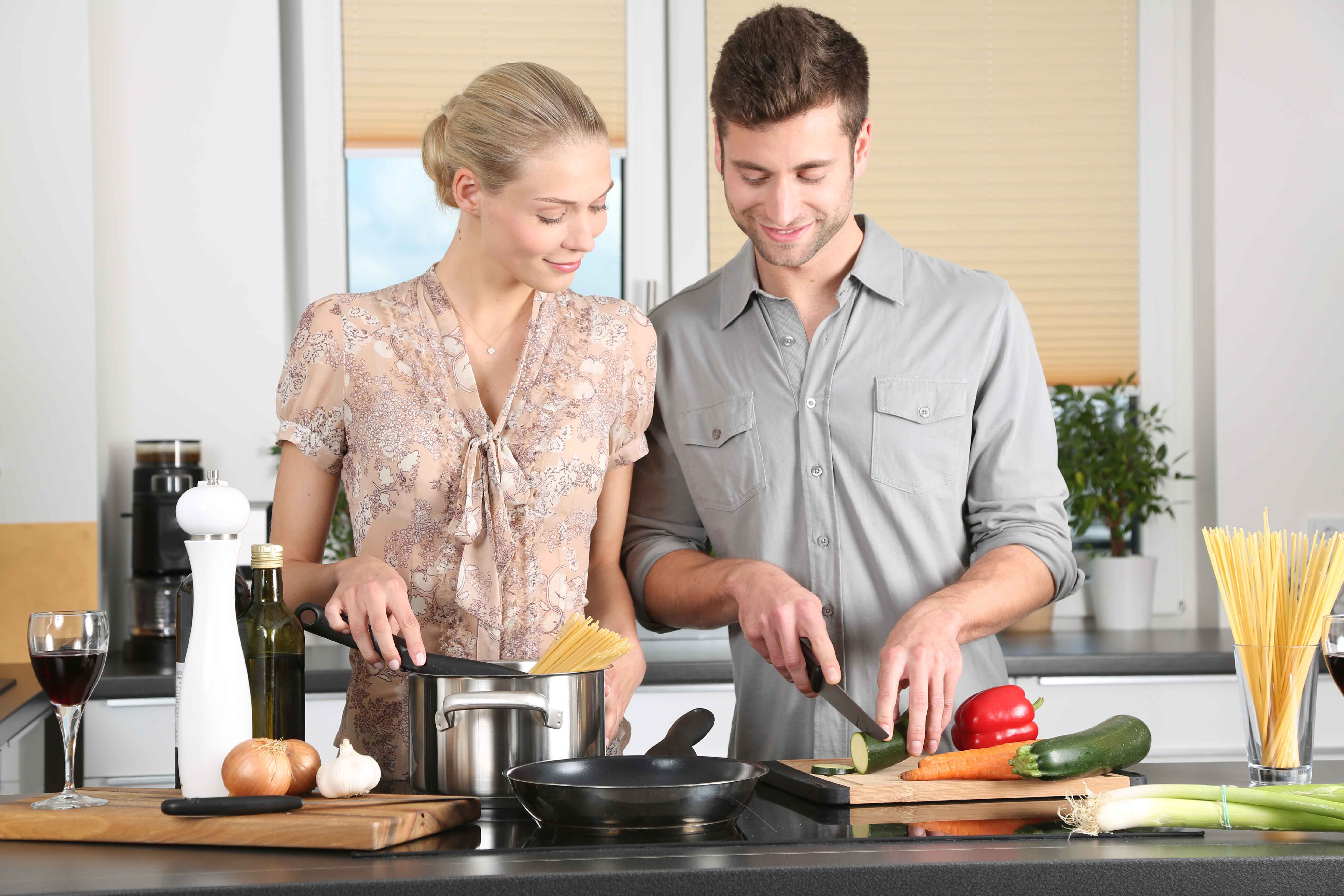 Pareja cocinando