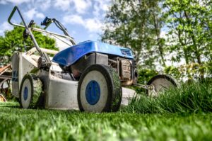 Plano contrapicado de un cortacésped en un jardín