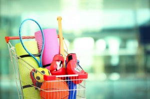 Carrito de la compra lleno de utensilios deportivos