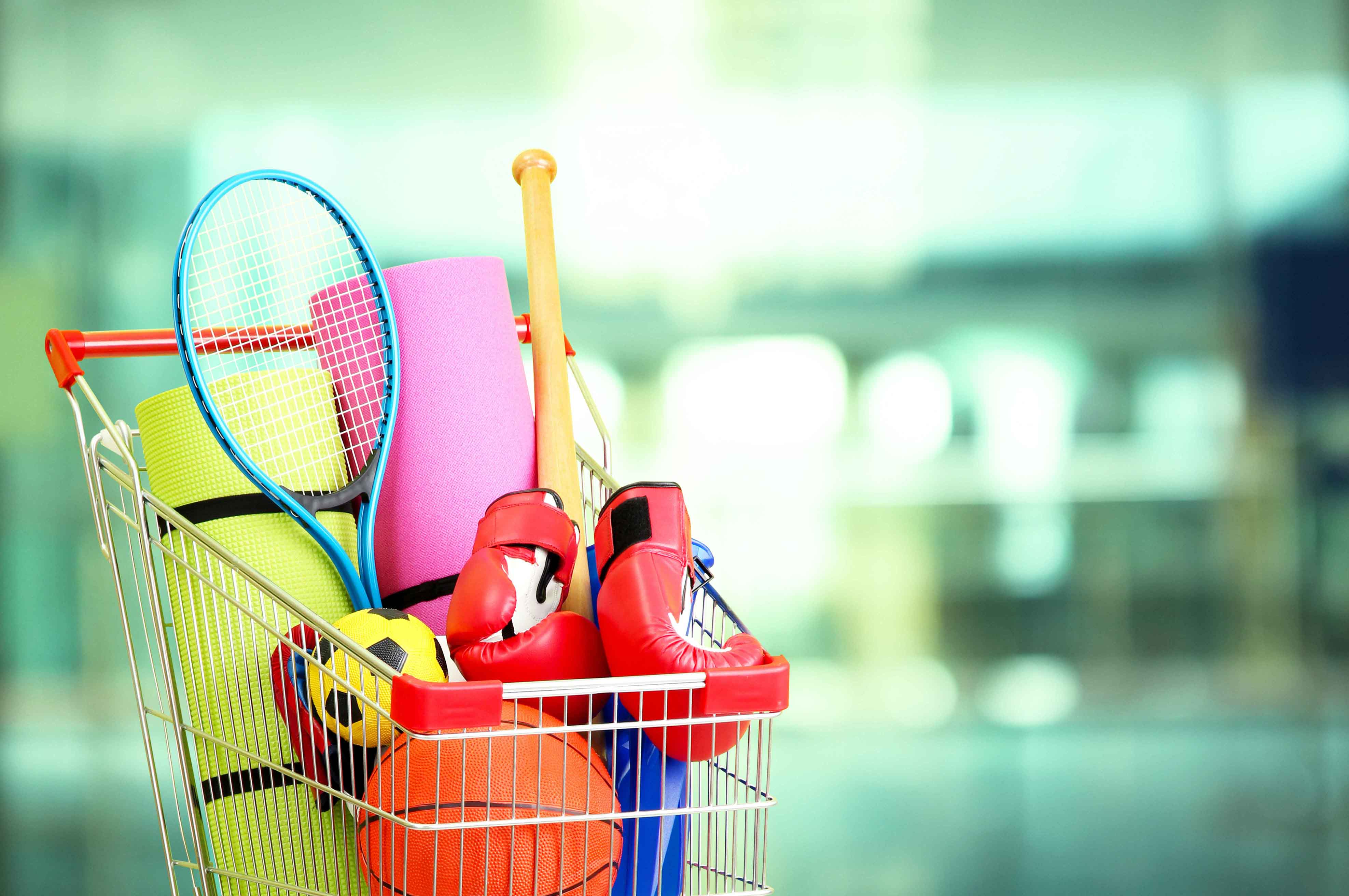 Carrito de la compra lleno de utensilios deportivos
