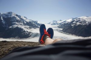 pies con zapatillas en una montaña