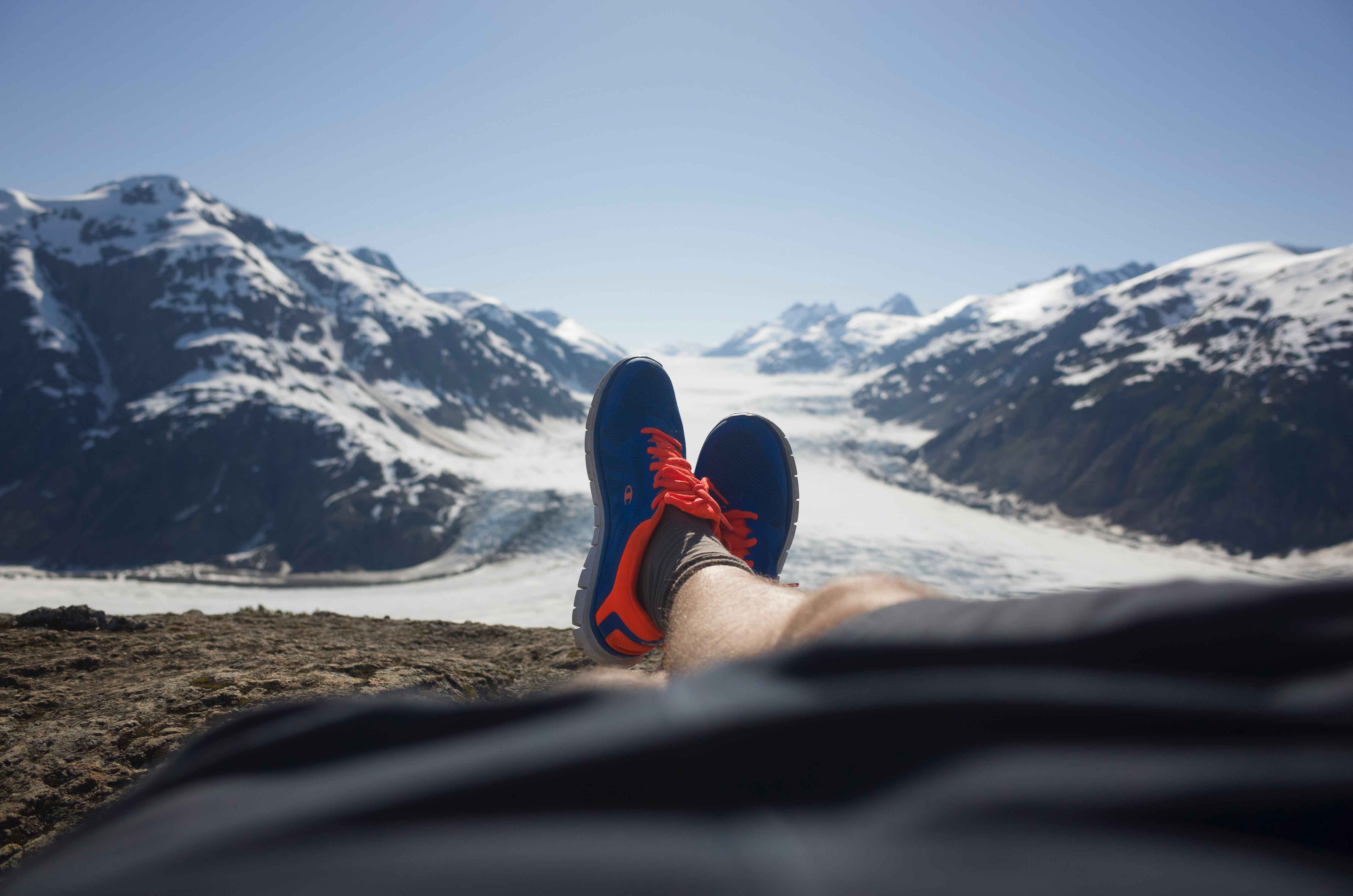 pies con zapatillas en una montaña