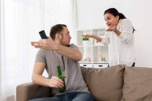 Pareja discutiendo en salón