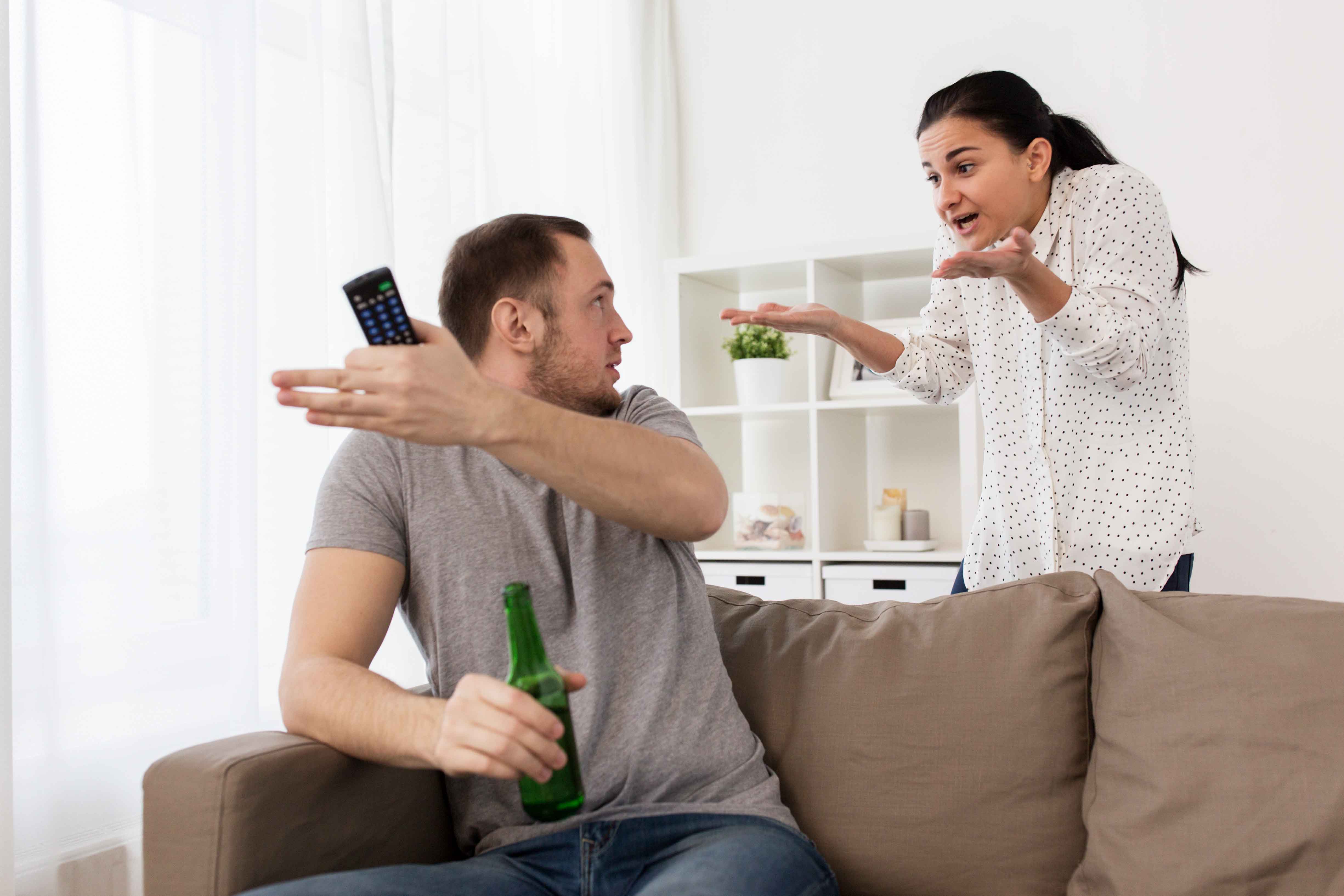Pareja discutiendo en salón