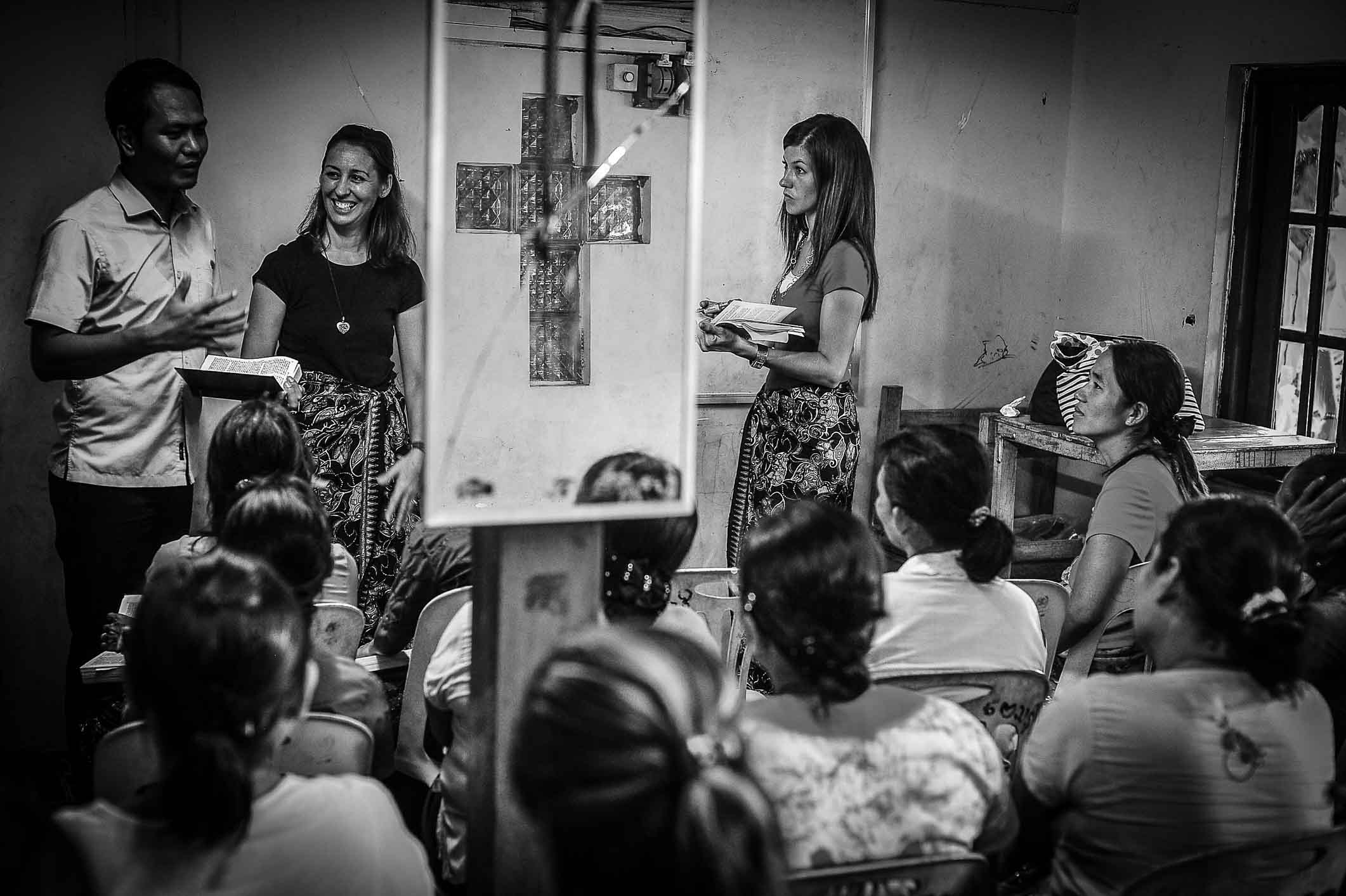 Reunión de personas de diferentes razas con símbolos religiosos