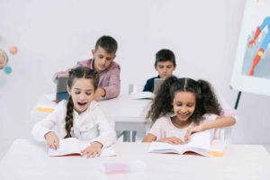 Cuatro niños en un aula