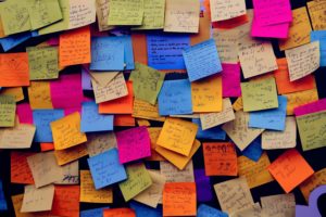 Post its en pared