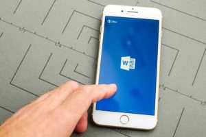 Móvil con M Word iniciándose