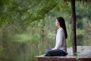 Chica meditando en la naturaleza