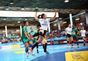 Equipo profesional femenino de balonmano en partido