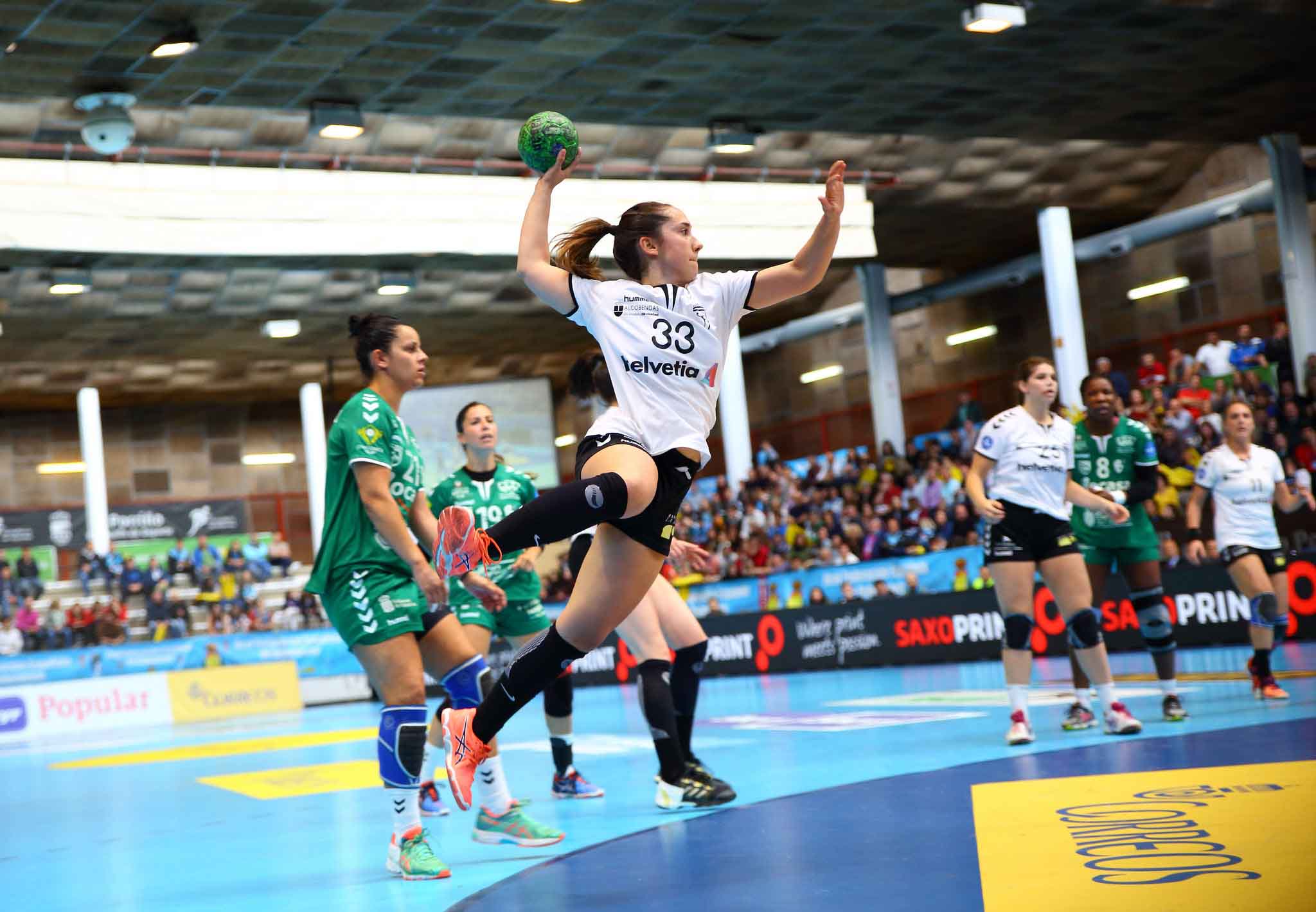 Equipo profesional femenino de balonmano en partido