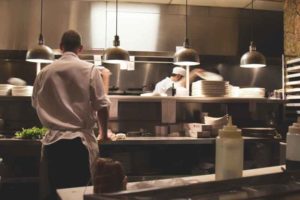Personas trabajando para catering