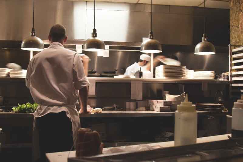Personas trabajando para catering