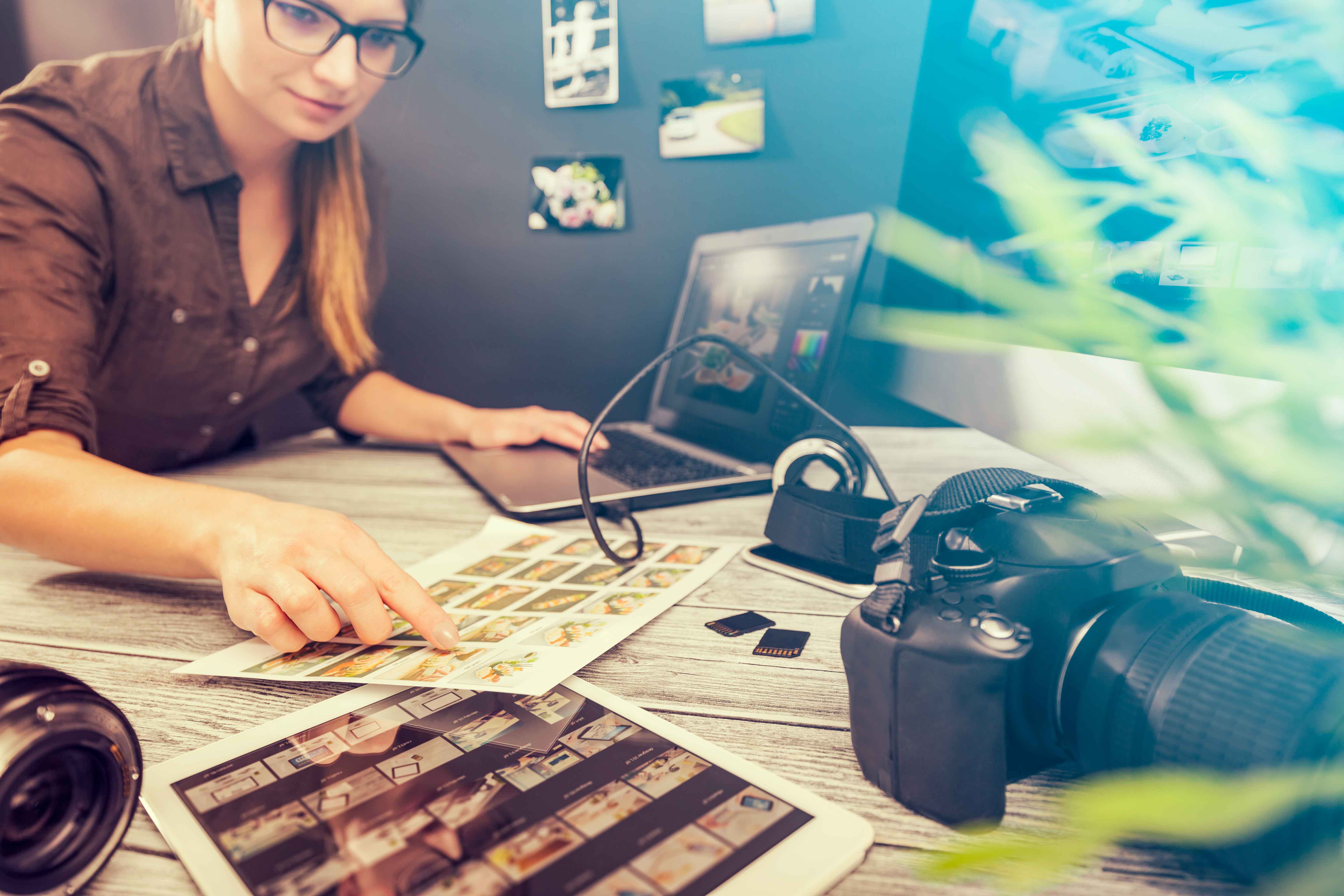 Chica eligiendo fotografías