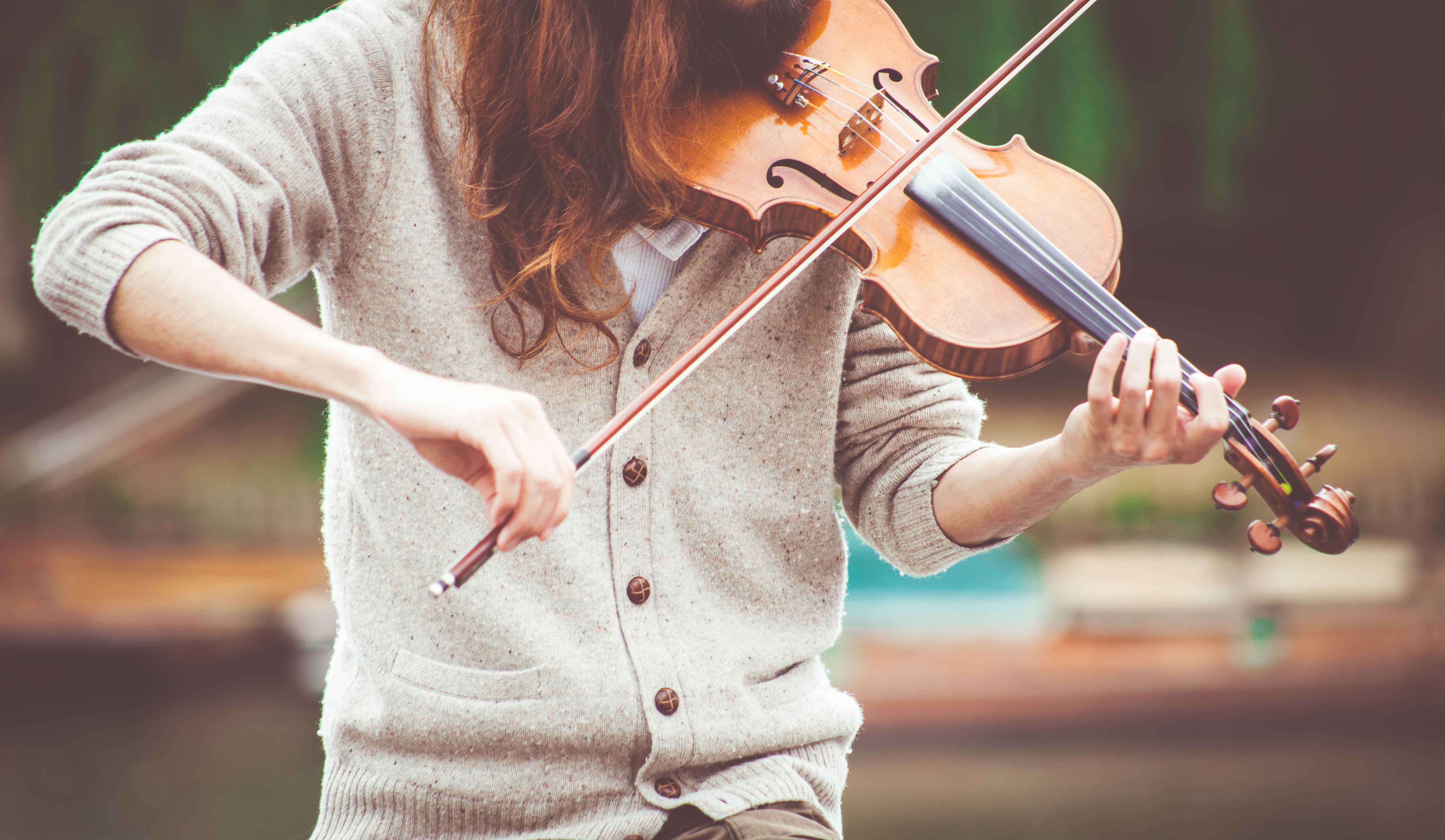 chica tocando el violín