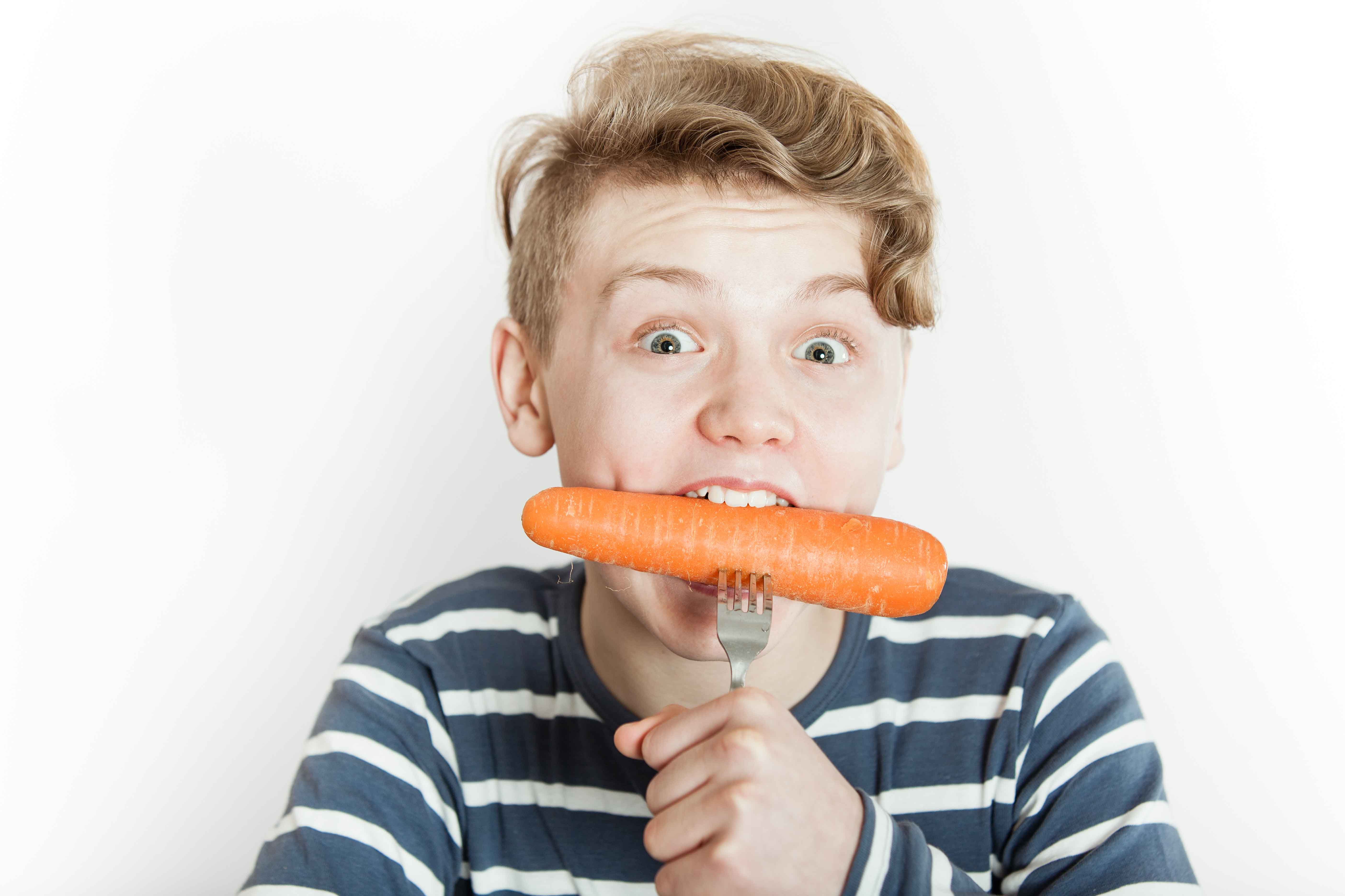 Niño comiendo zanahoria