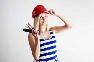 chica con casco de obra
