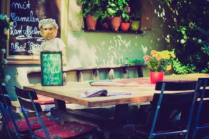Terraza de un bar con pizarra de ofertas
