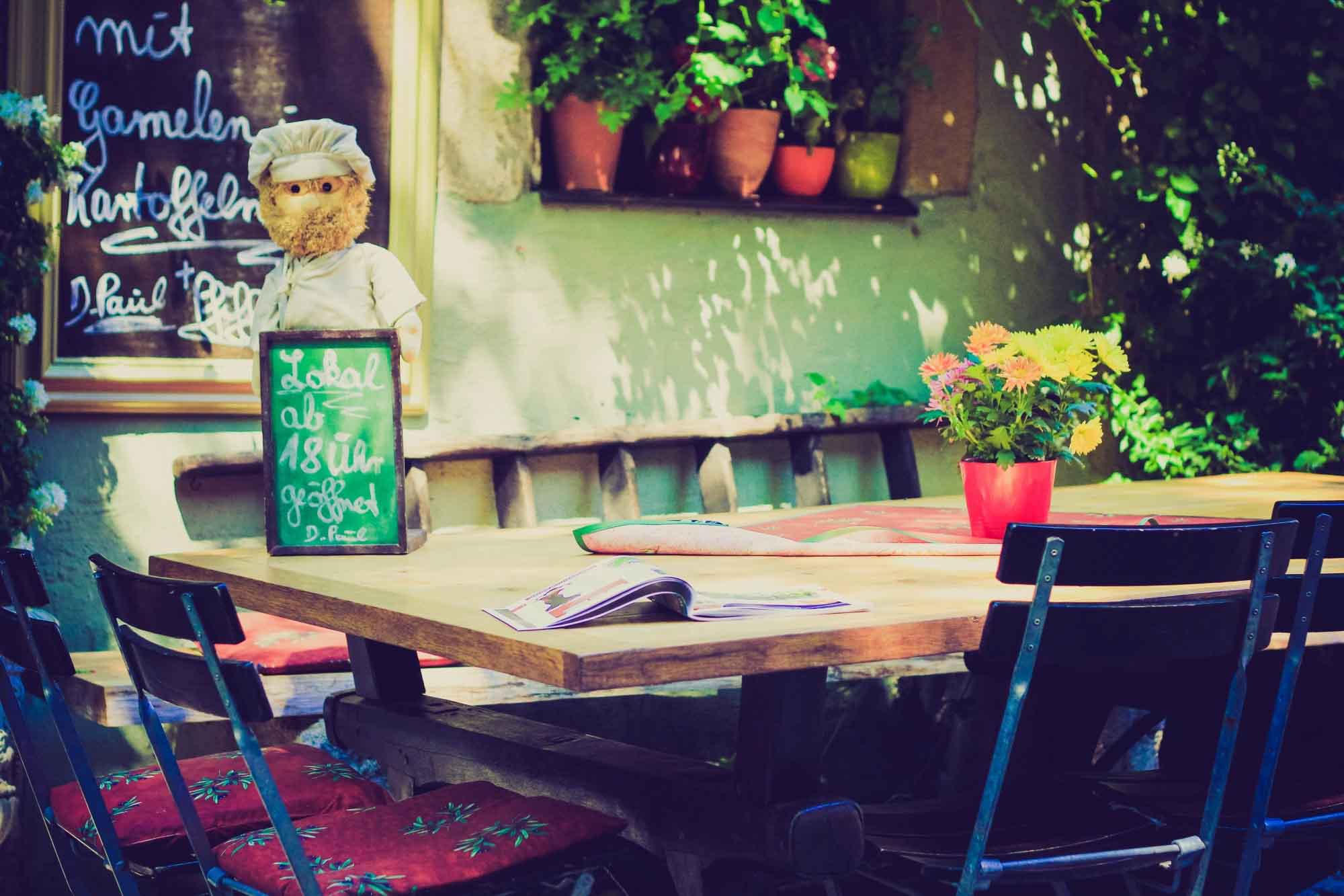 Terraza de un bar con pizarra de ofertas