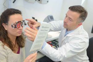 Doctor haciendo pruebas de visión a chica