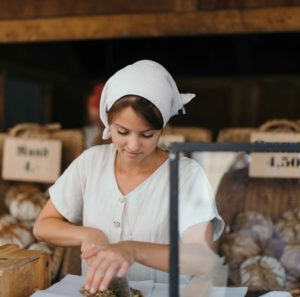 Chica en obrador de panadería