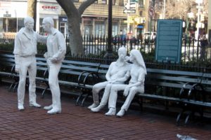 Figuras de mujeres u hombres en un parque