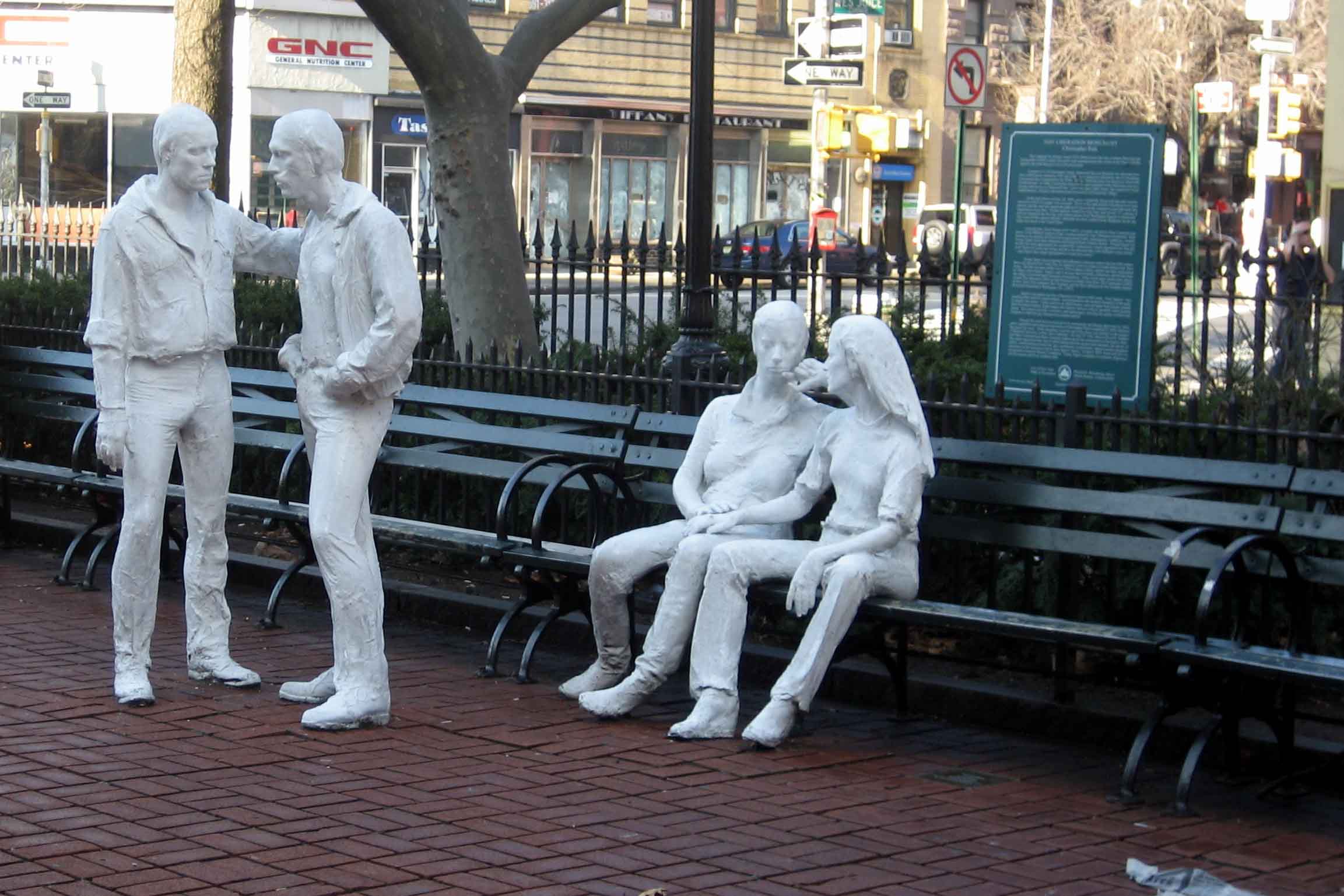 Figuras de mujeres u hombres en un parque